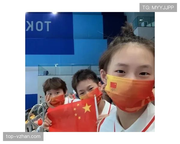 张家齐训练完偷偷吃炸鸡被教练抓包,结果第二天跳水池边啃苹果像在演苦情剧 张家齐训练完偷偷吃炸鸡被教练抓包,结果第二天跳水池边啃苹果像在演苦情剧