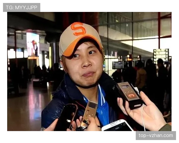 王濛在家切个水果都像在过弯 王濛在家切个水果都像在过弯
